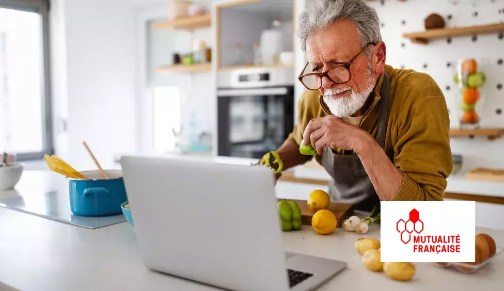 Monsieur retraité qui regarde une webconférence sur l'alimentation