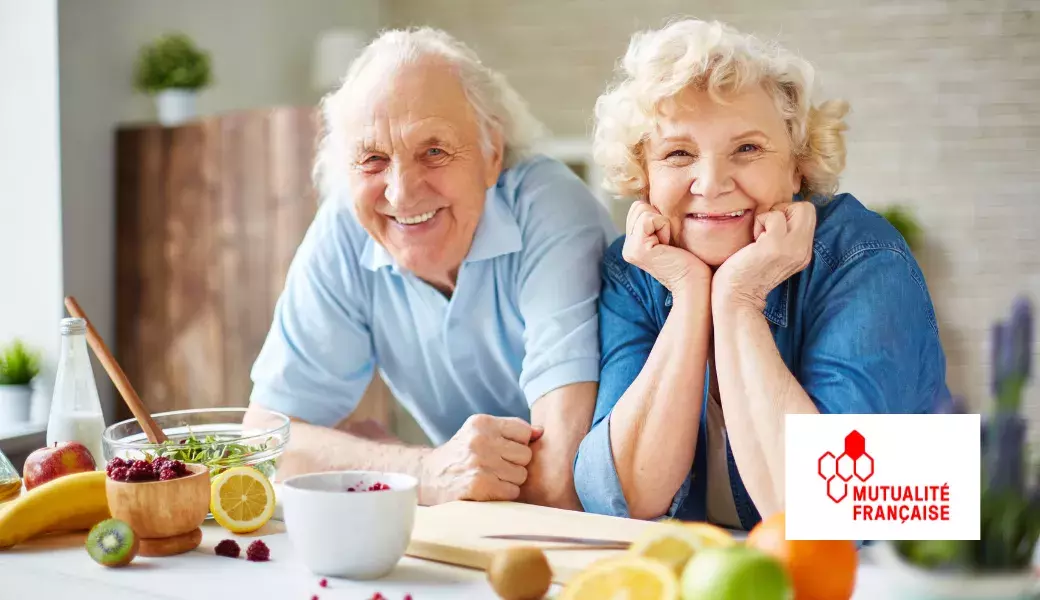 Couple de retraités qui participent à un atelier de cuisine